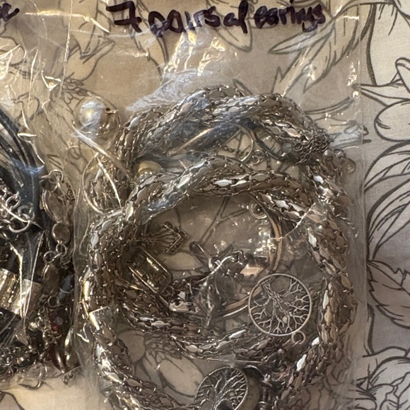 1 pound (20 pieces) Silver and Black Women's Accessory Set - Picture 3 of 5